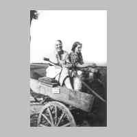 028-0048 Gertrud Spieh und ihre Freundin Gerda aus Berlin bringen die Milch zur Molkerei. Eine Aufnahme aus dem Jahre 1938. .jpg